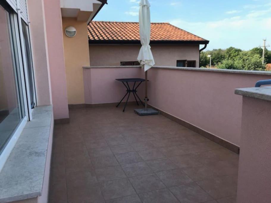 Apartment, 200M From Sea Бртонигла Экстерьер фото