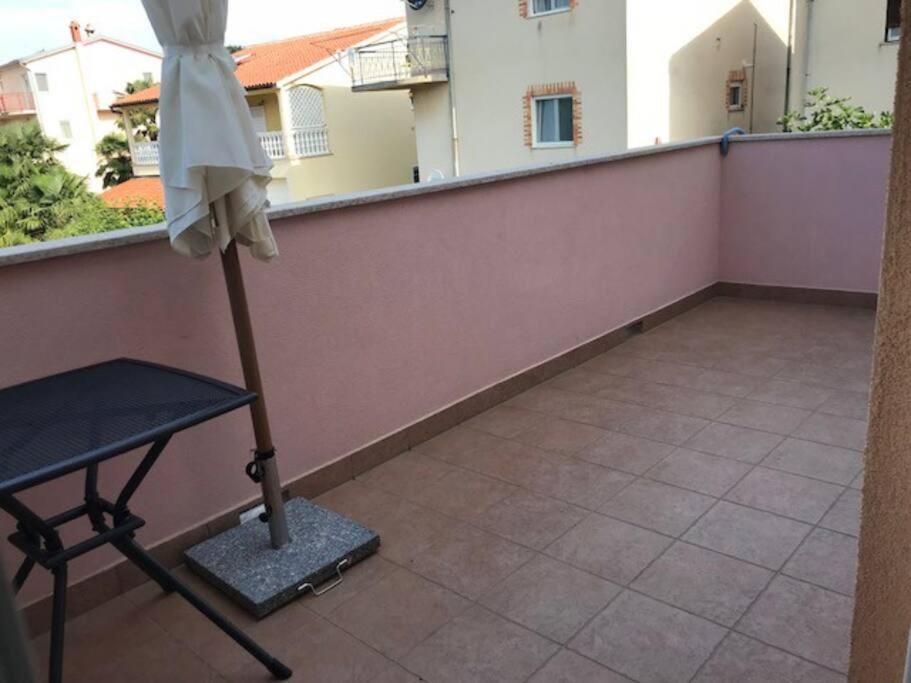 Apartment, 200M From Sea Бртонигла Экстерьер фото